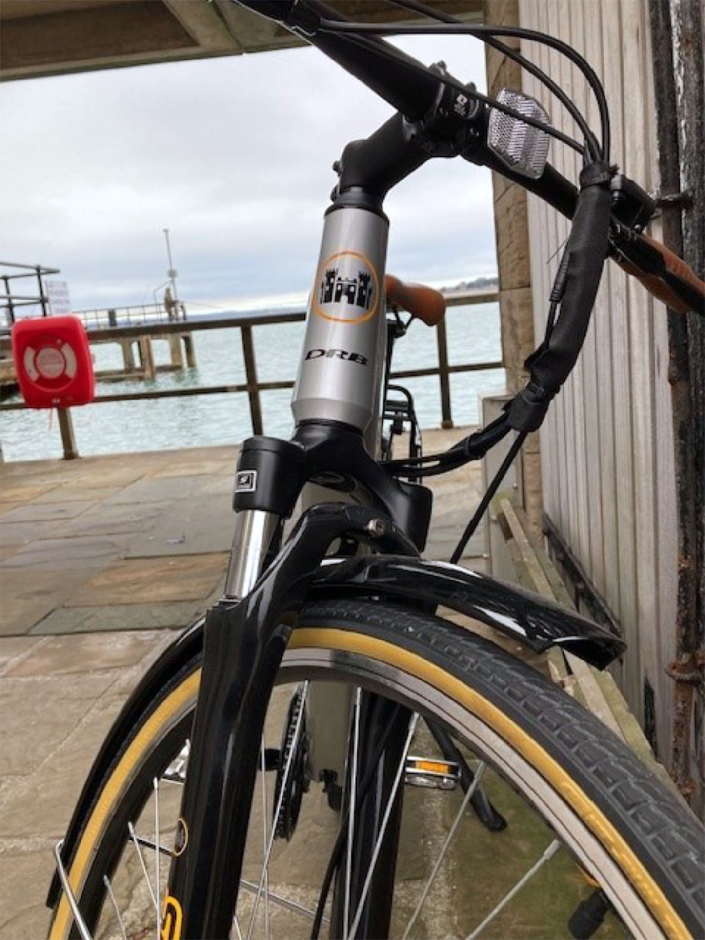 Dallingridge Malvern Hybrid Trekking Electric Bike, 700c Wheel, 6 Speed – Satin Silver/Camel