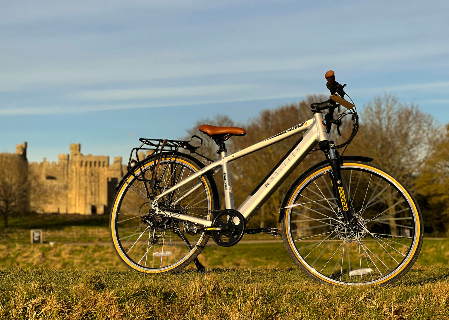 Dallingridge Malvern Hybrid Trekking Electric Bike, 700c Wheel, 6 Speed – Satin Silver/Camel
