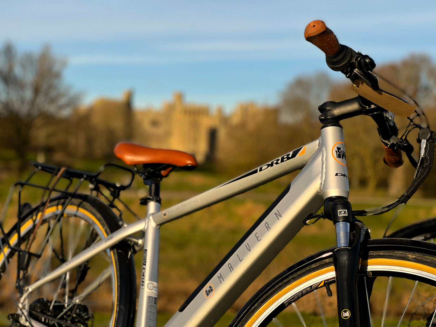 Dallingridge Malvern Hybrid Trekking Electric Bike, 700c Wheel, 6 Speed – Satin Silver/Camel