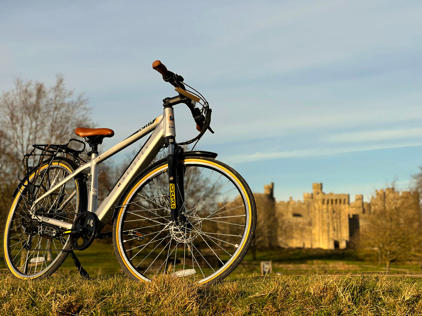 Dallingridge Malvern Hybrid Trekking Electric Bike, 700c Wheel, 6 Speed – Satin Silver/Camel