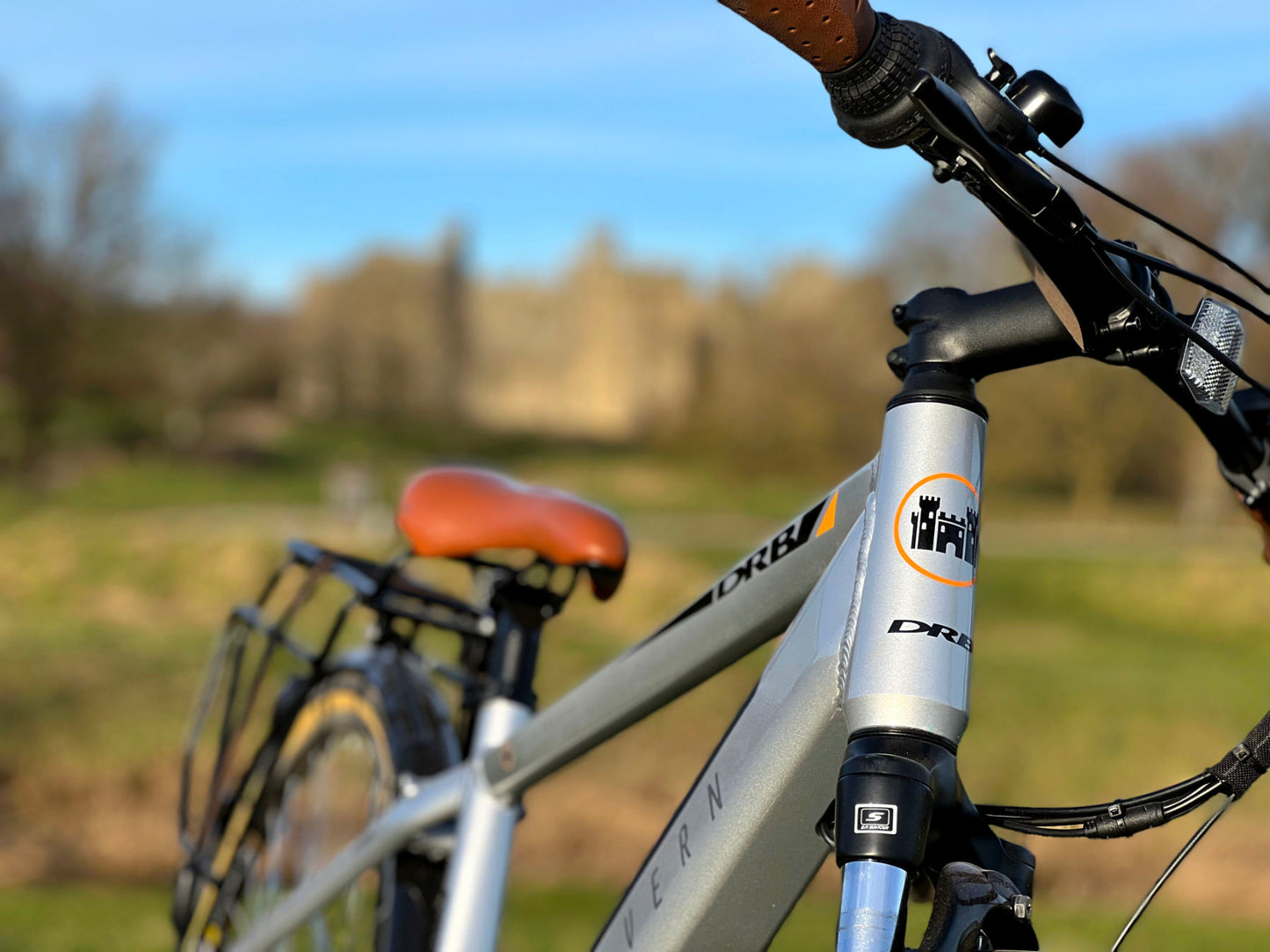 Dallingridge Malvern Hybrid Trekking Electric Bike, 700c Wheel, 6 Speed – Satin Silver/Camel