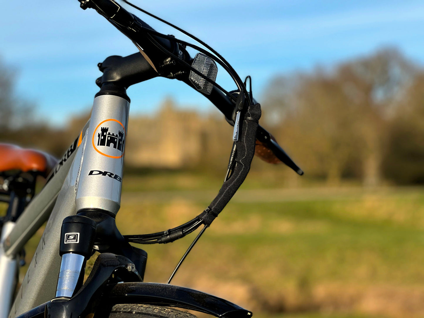 Dallingridge Malvern Hybrid Trekking Electric Bike, 700c Wheel, 6 Speed – Satin Silver/Camel